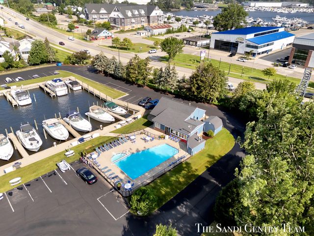 910 W Savidge Street 39, Spring Lake, MI 49456