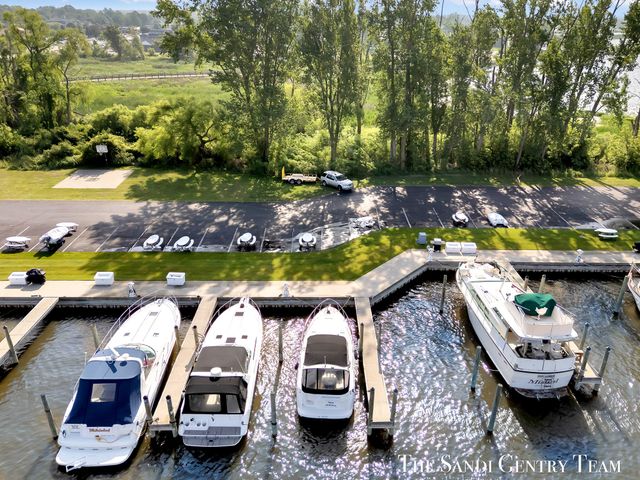910 W Savidge Street 39, Spring Lake, MI 49456