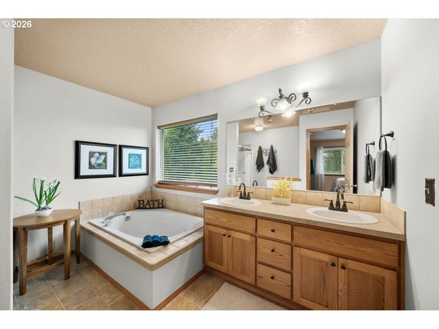963 Sw VIEW CREST Dr, Dundee, OR 97115