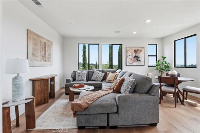 969 N Staley, Los Angeles, CA 90042