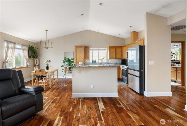 1430 NW Camellia Loop, Oak Harbor, WA 98277