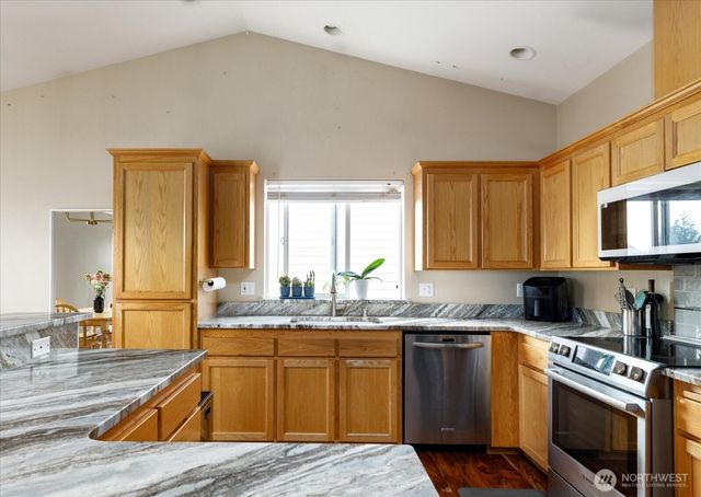 1430 NW Camellia Loop, Oak Harbor, WA 98277