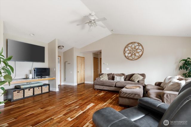 1430 NW Camellia Loop, Oak Harbor, WA 98277