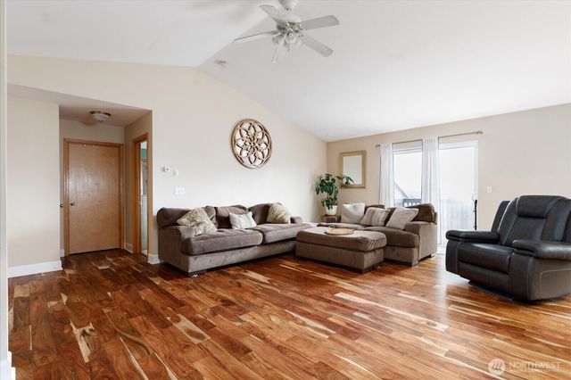 1430 NW Camellia Loop, Oak Harbor, WA 98277