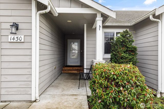 1430 NW Camellia Loop, Oak Harbor, WA 98277