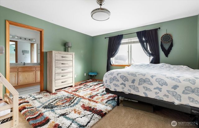 1430 NW Camellia Loop, Oak Harbor, WA 98277