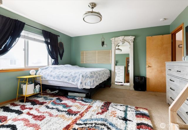 1430 NW Camellia Loop, Oak Harbor, WA 98277