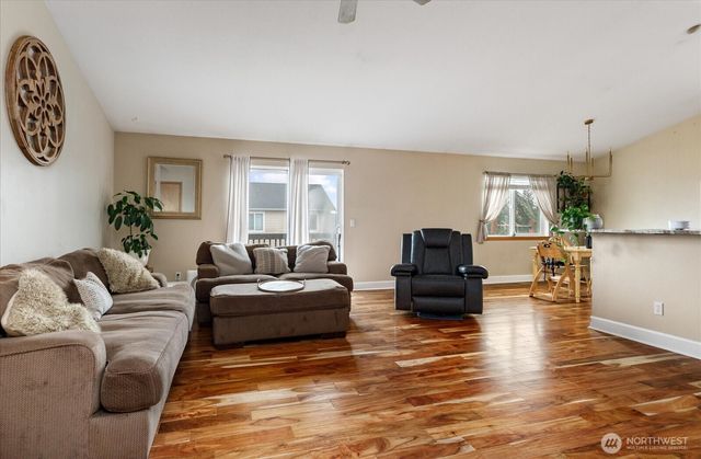 1430 NW Camellia Loop, Oak Harbor, WA 98277