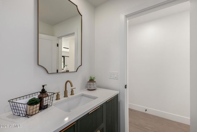 2825 E CAMPBELL Avenue, Phoenix, AZ 85016