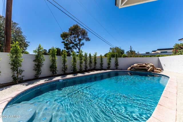 2825 E CAMPBELL Avenue, Phoenix, AZ 85016