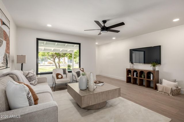 2825 E CAMPBELL Avenue, Phoenix, AZ 85016