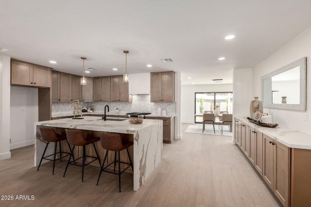 2825 E CAMPBELL Avenue, Phoenix, AZ 85016