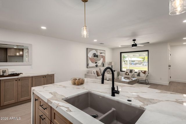 2825 E CAMPBELL Avenue, Phoenix, AZ 85016