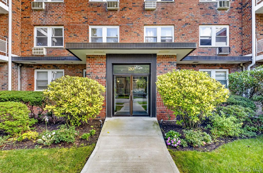 20 Hill Park Avenue 1F, Great Neck, NY 11021 — photo 3
