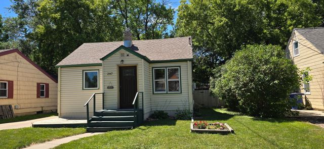 207 14th Street S, Moorhead, MN 56560