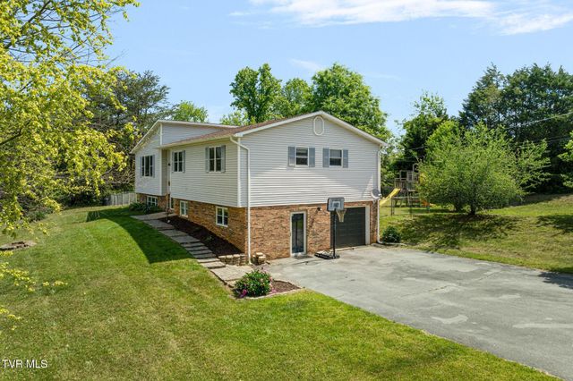 3101 Newbern Drive, Johnson City, TN 37604
