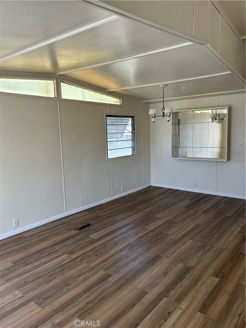 914 W Johnston, Hemet, CA 92543