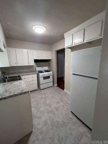 111 Broadmoor Dr, Little Rock, AR 72204