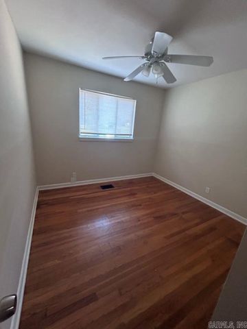 111 Broadmoor Dr, Little Rock, AR 72204