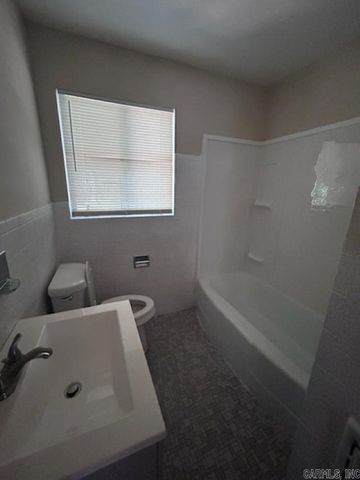 111 Broadmoor Dr, Little Rock, AR 72204