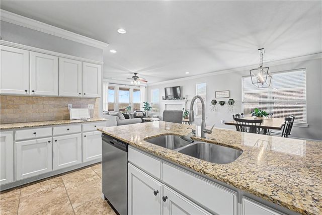 1425 S Hampton Xing, Cave Springs, AR 72718