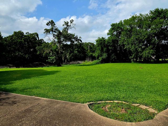 503 Greenbriar Avenue, Friendswood, TX 77546