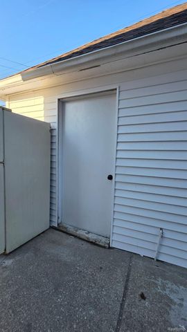 12000 Charest Street, Hamtramck, MI 48212
