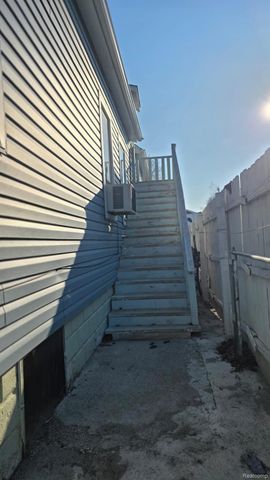 12000 Charest Street, Hamtramck, MI 48212