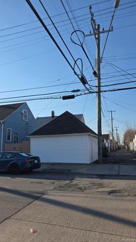 12000 Charest Street, Hamtramck, MI 48212