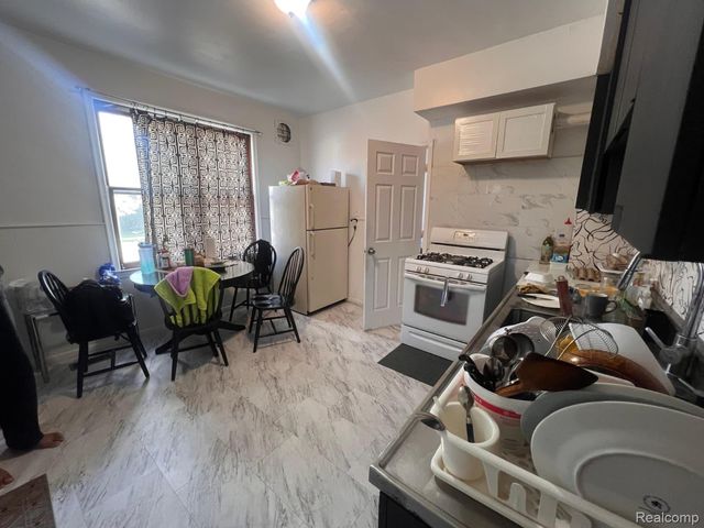 12000 Charest Street, Hamtramck, MI 48212