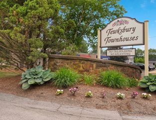 37 Decarolis Dr 37, Tewksbury, MA 01876