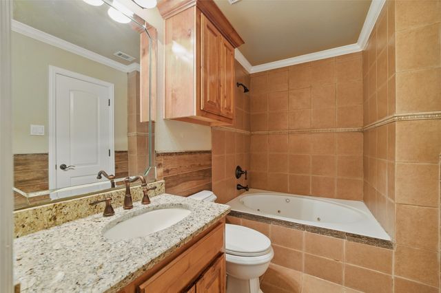 2056 Willow Bend Drive, Oak Leaf, TX 75154