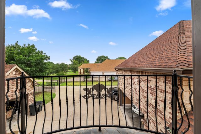 2056 Willow Bend Drive, Oak Leaf, TX 75154