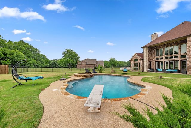 2056 Willow Bend Drive, Oak Leaf, TX 75154