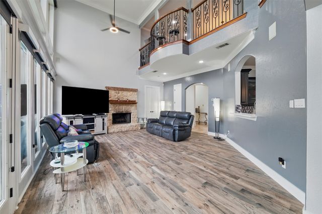 2056 Willow Bend Drive, Oak Leaf, TX 75154