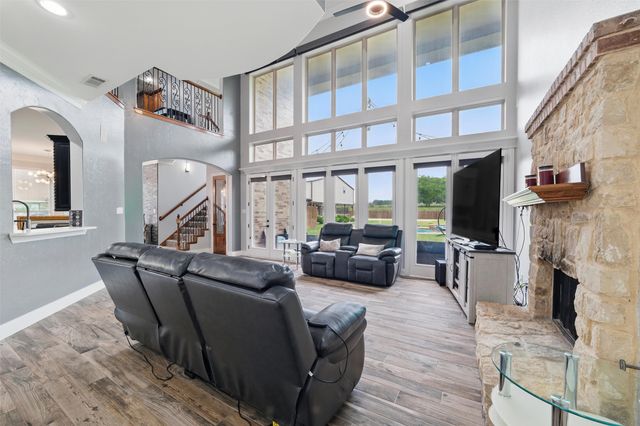 2056 Willow Bend Drive, Oak Leaf, TX 75154
