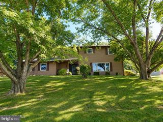 10 MEADOWBROOK DR, Selinsgrove, PA 17870