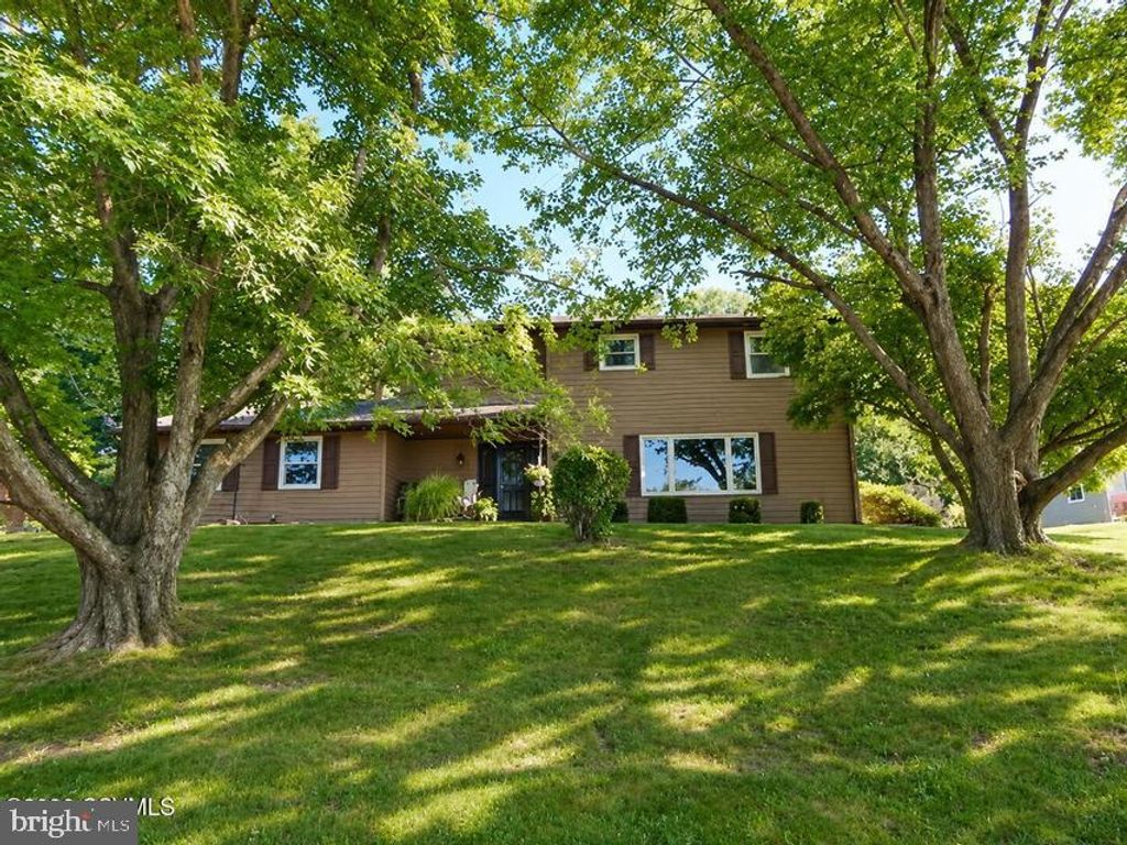 10 MEADOWBROOK DR, Selinsgrove, PA 17870