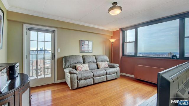 250 Gorge Road 28D, Cliffside Park, NJ 07010