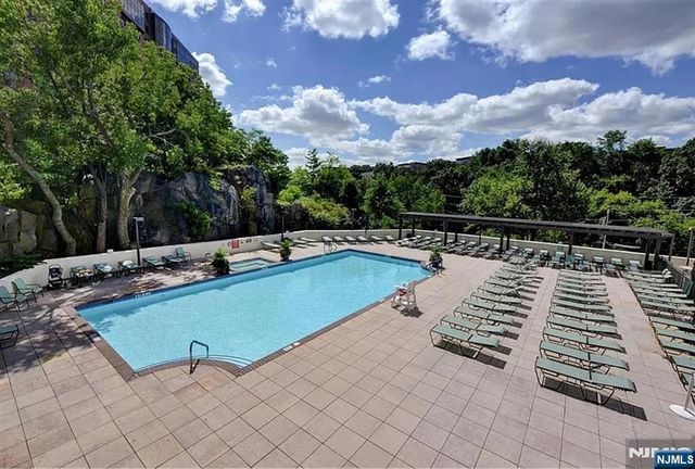 250 Gorge Road 28D, Cliffside Park, NJ 07010