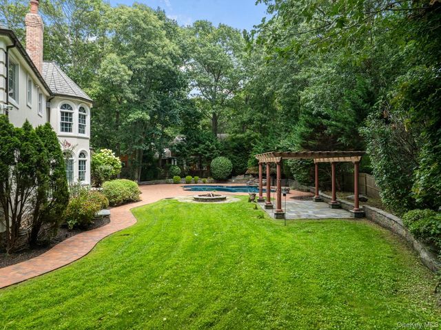 12 Mondavi Lane, East Setauket, NY 11733