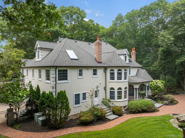 12 Mondavi Lane, East Setauket, NY 11733