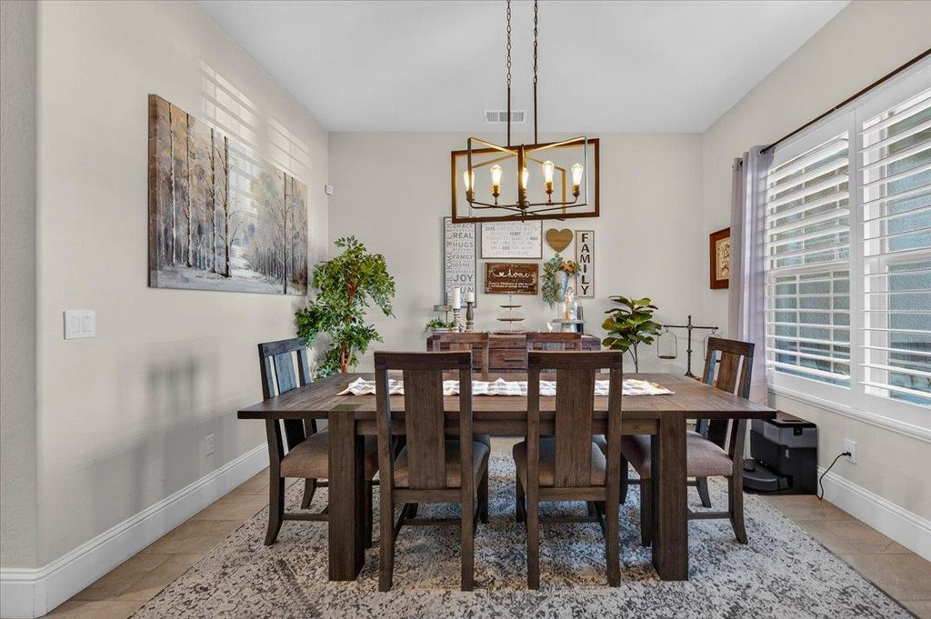 Image 10 of property listing at 330 Sentinel Drive S, Madera, CA 93636