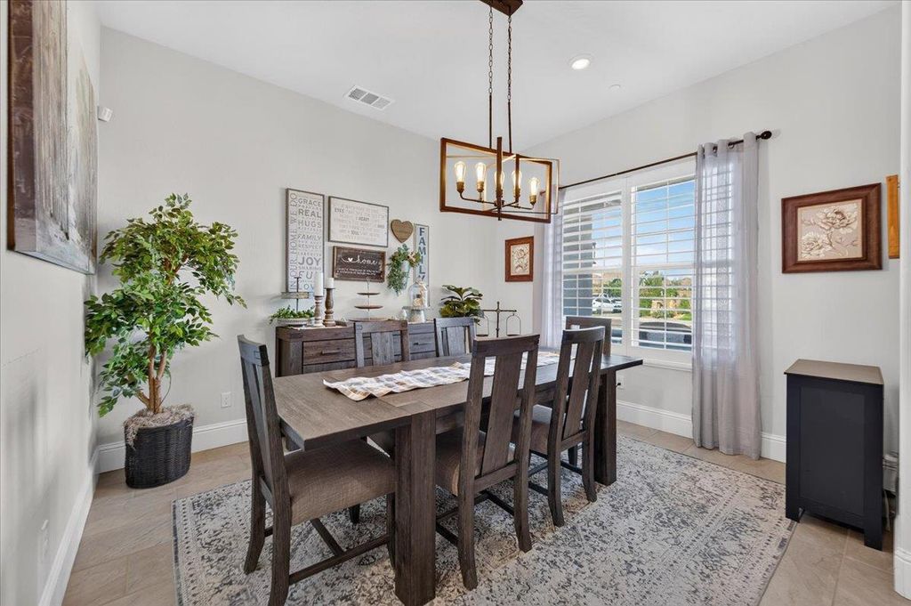 Image 11 of property listing at 330 Sentinel Drive S, Madera, CA 93636