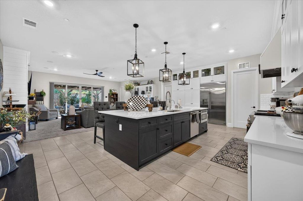 Image 13 of property listing at 330 Sentinel Drive S, Madera, CA 93636