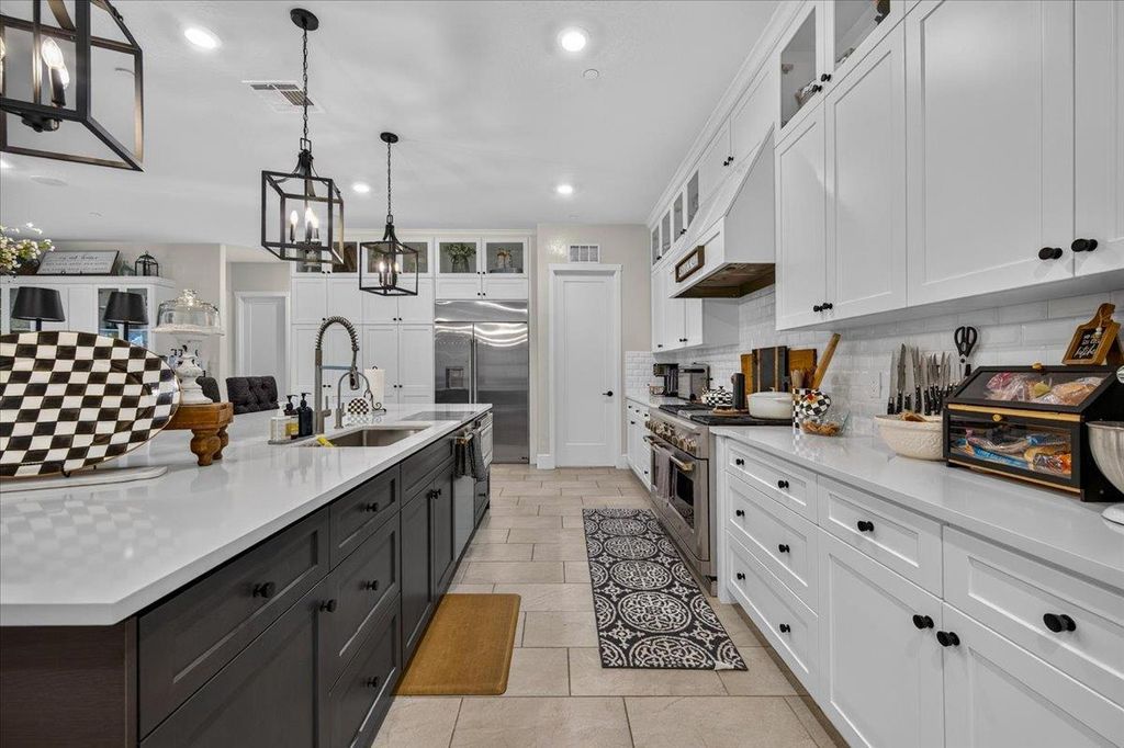 Image 14 of property listing at 330 Sentinel Drive S, Madera, CA 93636
