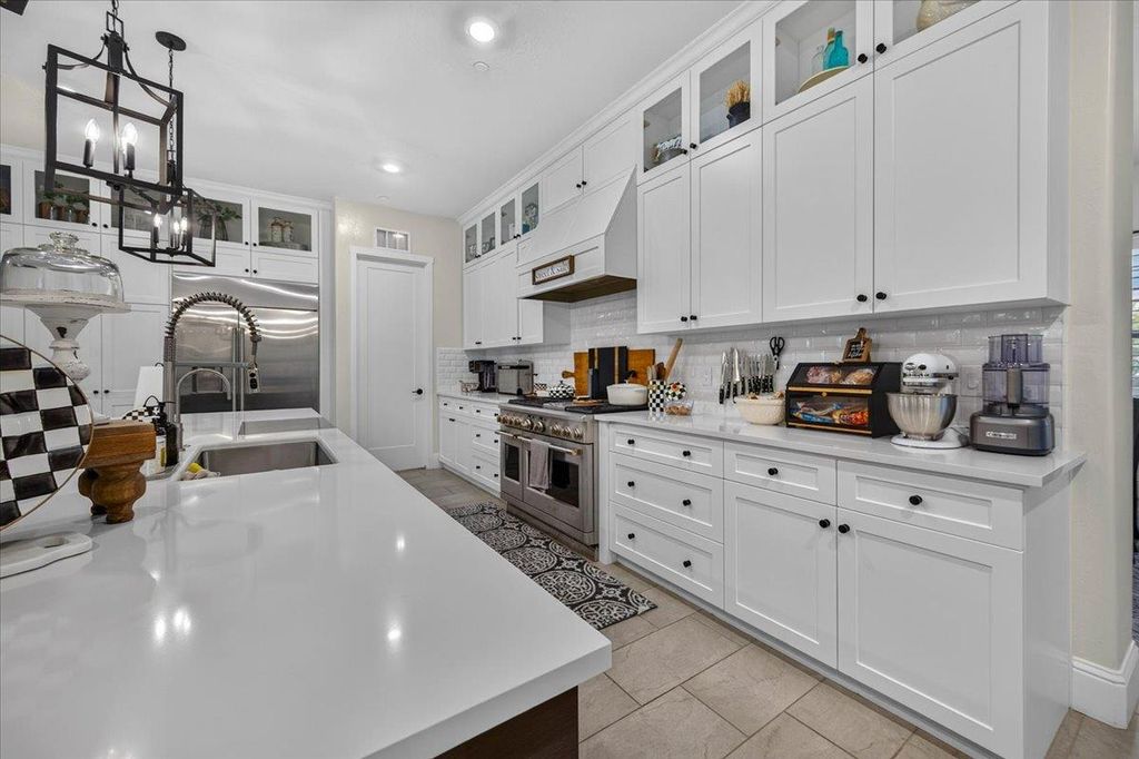 Image 15 of property listing at 330 Sentinel Drive S, Madera, CA 93636