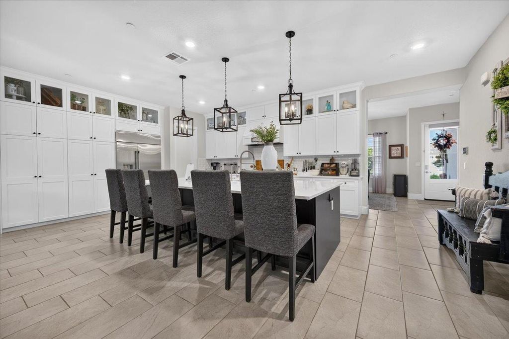 Image 16 of property listing at 330 Sentinel Drive S, Madera, CA 93636