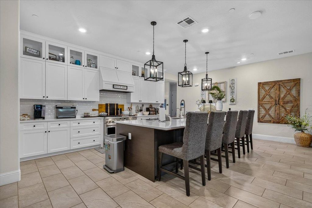 Image 17 of property listing at 330 Sentinel Drive S, Madera, CA 93636