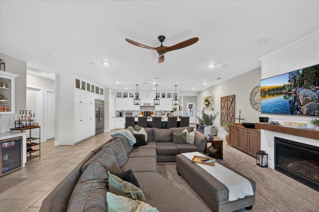 Image 21 of property listing at 330 Sentinel Drive S, Madera, CA 93636